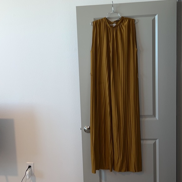 Combo Deal! Pleated Jumpsuit (Zara-L) with Off White Linen Blazer (H&M- 14) - Picture 5 of 5